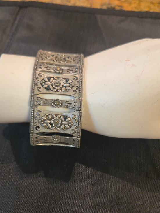 Handmade Jewelry - Vintage-Inspired Silver Floral Stretch Bracelet - Women's Jewelry